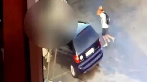 Un adolescent de 15 ani a lovit cu mașina o mamă care își plimba copilul într-o parcare, în Alexandria. VIDEO cu momentul accidentului