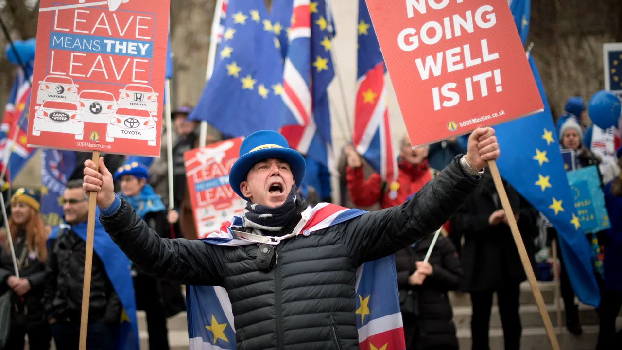 BREXIT-ul se clatină. Zeci de mii de britanici s-au adunat pe străzile Londrei pentru a cere un nou REFERENDUM