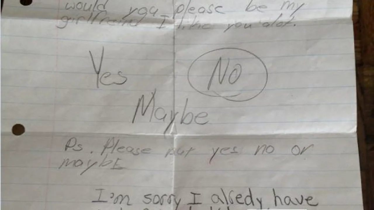 FOTO: Răspunsul neașteptat dat de o fată după ce a primit un bilet pe sub bancă