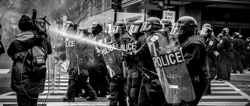REVOLTĂ. Proteste violente în Minneapolis! Se cere dreptate pentru bărbatul afro-american mort în mâinile polițiștilor. VIDEO șocant