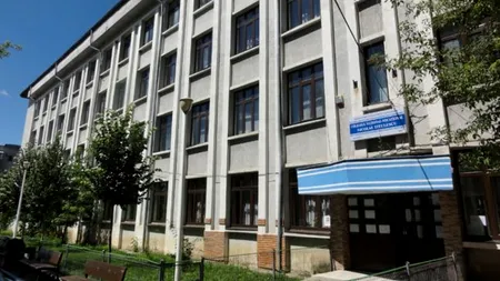 Un elev din Olt cere daune de 80.000 de lei după ce a fost mutat din liceu