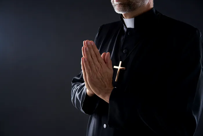 Preot din Episcopia Hușilor, destituit din rândul clerului după ce ar fi lăsat însărcinată o enoriașă. Ce interdicție a primit