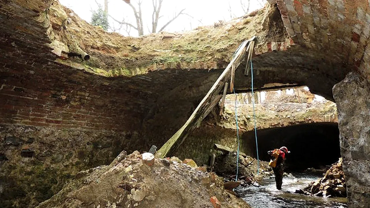 Tunel medieval spectaculos cu cascade subterane, sub orașul Oravița