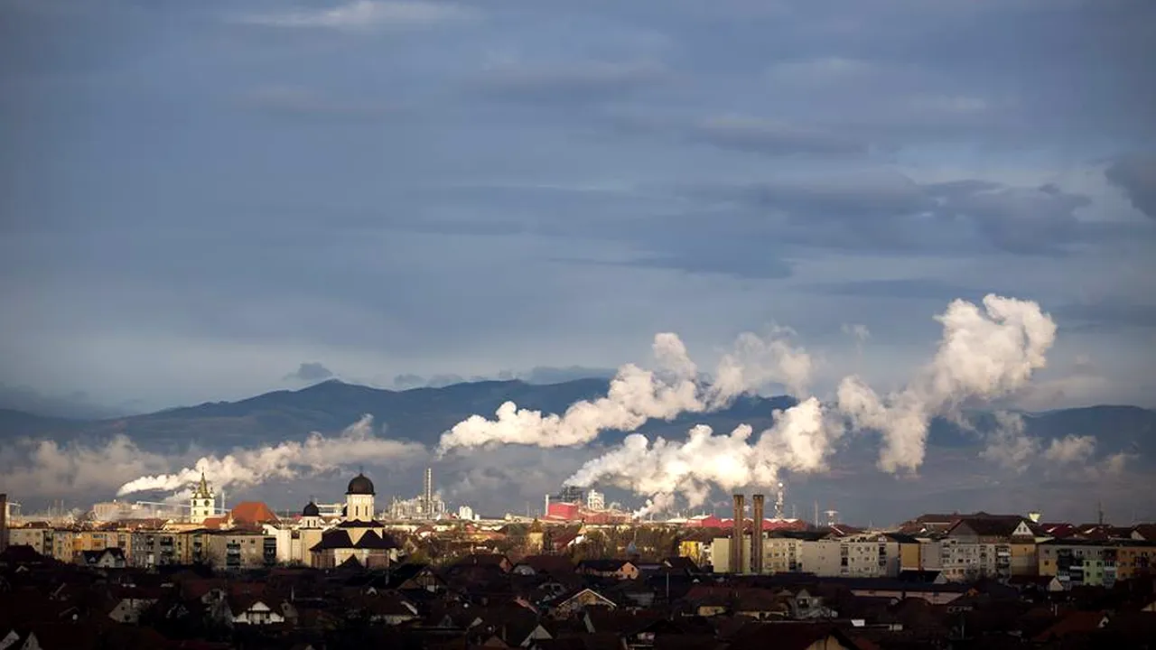 Peste 1.500 de persoane protestează față de construirea unei noi fabrici de formaldehidă în România