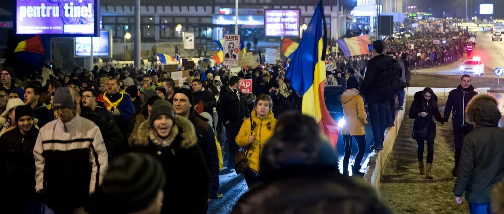 Un șofer, la un pas să intre cu mașina în protestatarii din Sibiu. A fugit de la fața locului și a fost prins de jandarmi. VIDEO