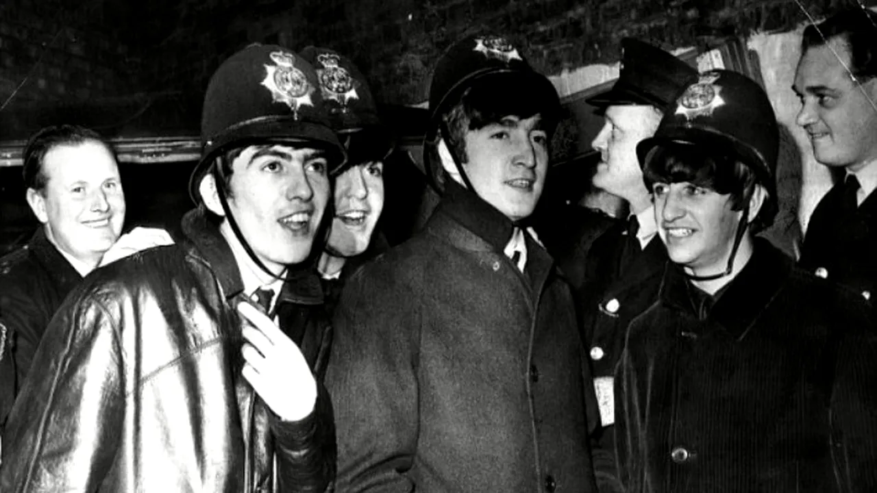 IMAGINI RARE. Membrii trupei Beatles, în uniforme de poliție 
