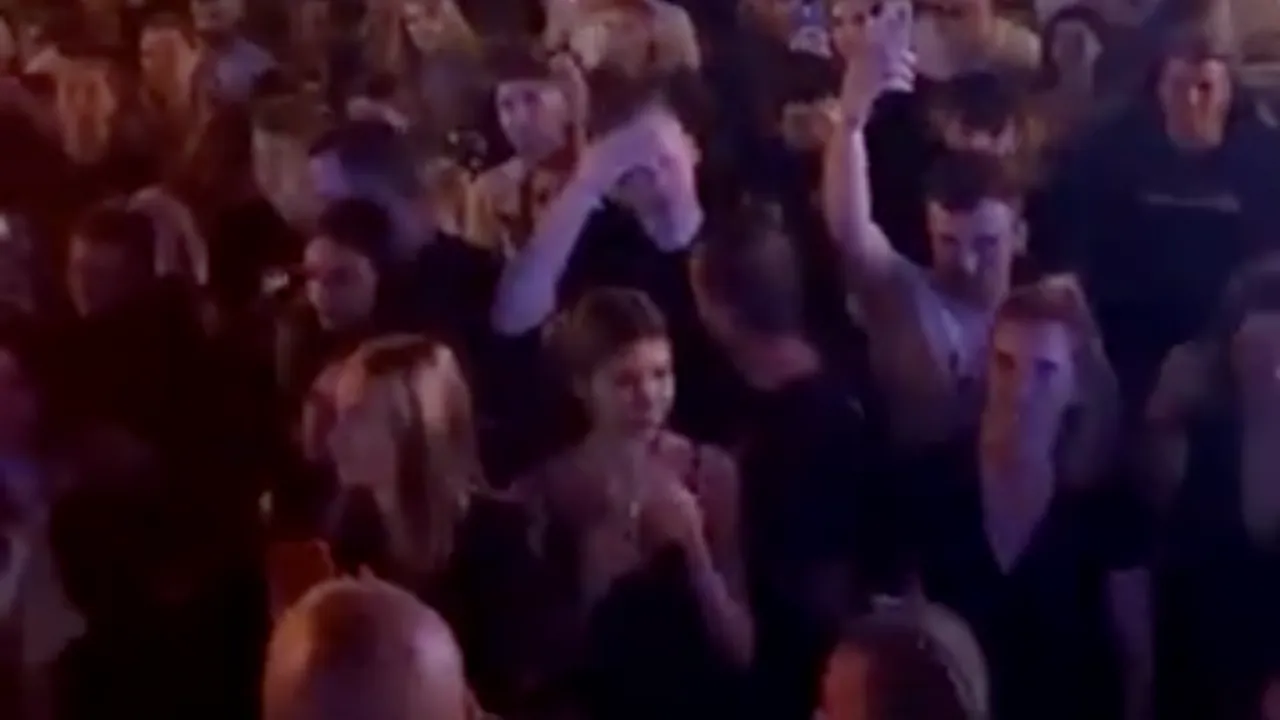 Video. Sute de tineri au petrecut la un concert al manelistului Jador. Aceștia nu au mai respectat nicio măsură de protecție