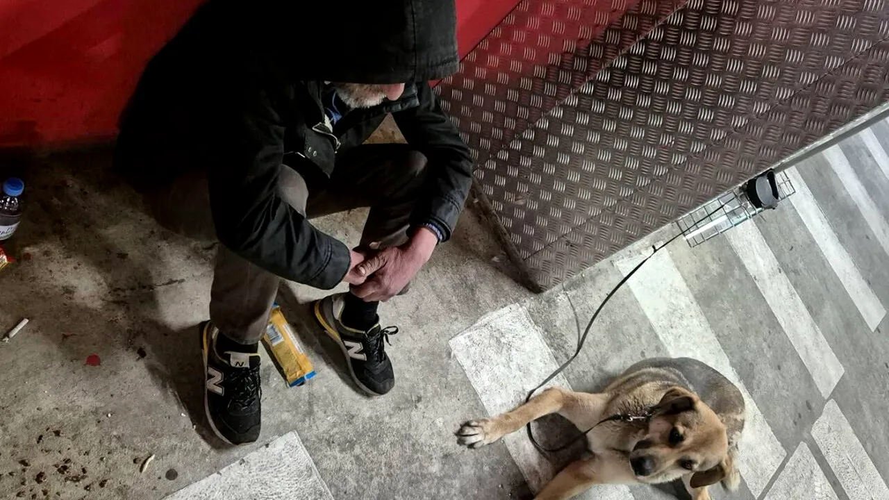 Povestea înduioșătoare a acestui cerșetor din Cluj. Ce era înainte să ajungă în această situație și de ce nu se poate despărți de cățelul lui