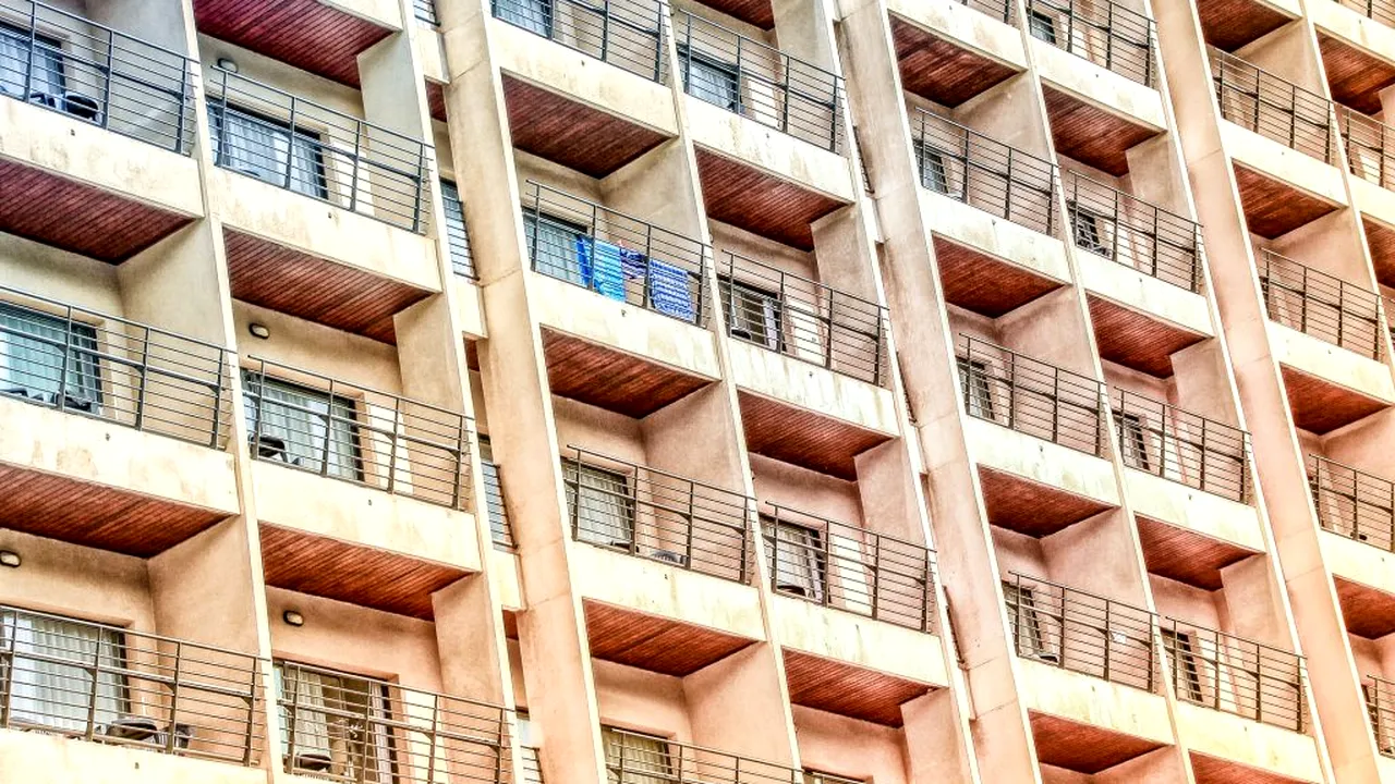 Vecinii știau că are o iubită cu 36 de ani mai tânără, dar nu-l mai zăriseră de câteva zile. Când oamenii au intrat în balconul concubinei din Bacău au descoperit adevărul despre relația lor