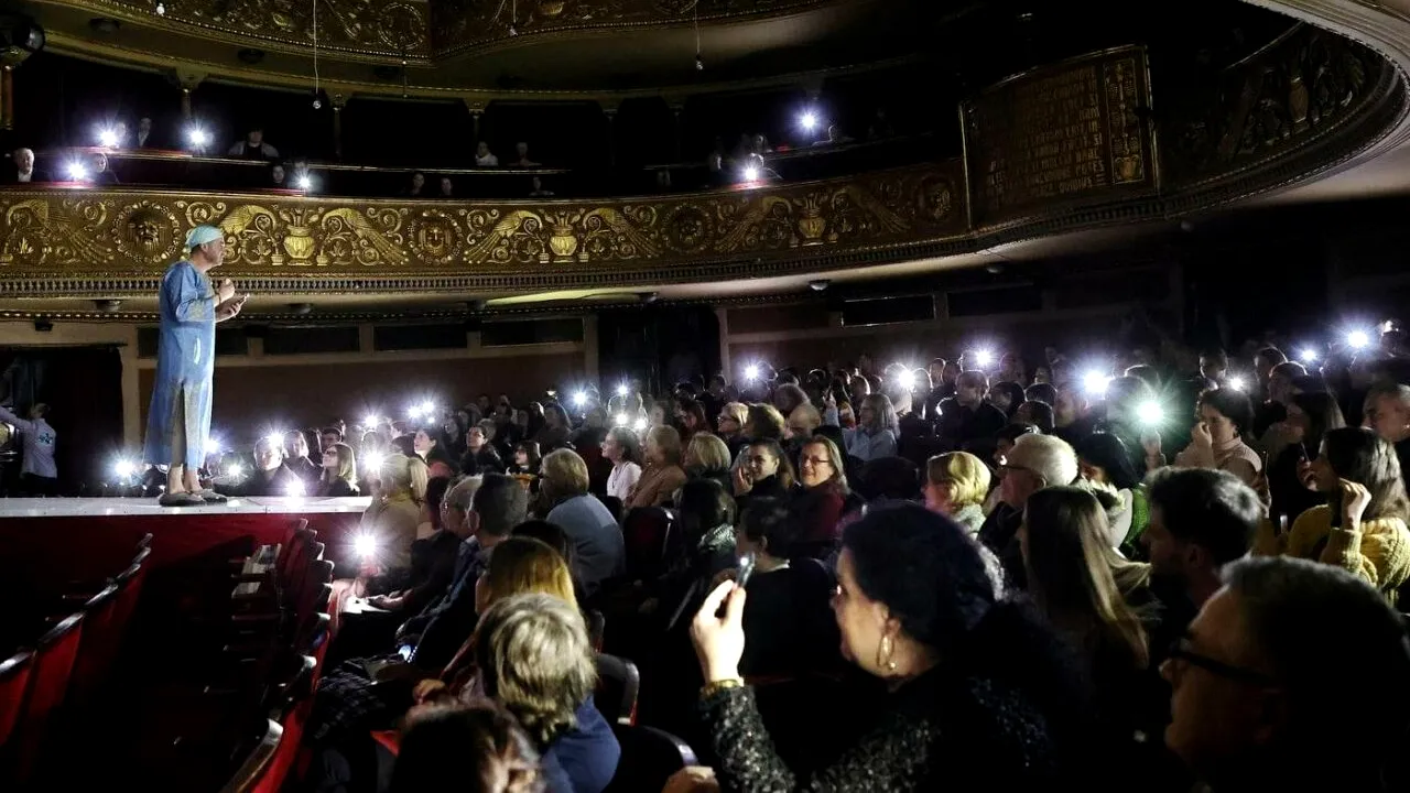 Gest IMPRESIONANT în Sala Mare a Teatrului Național din Timișoara: cum au reacționat spectatorii când a apărut o problemă tehnică