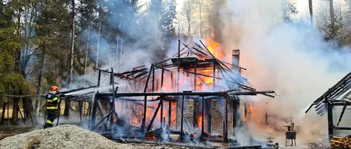 FOTO - VIDEO | O cabană din Argeș a fost distrusă complet de un incendiu. Turiștii au scăpat sărind pe geam. De la ce a pornit focul