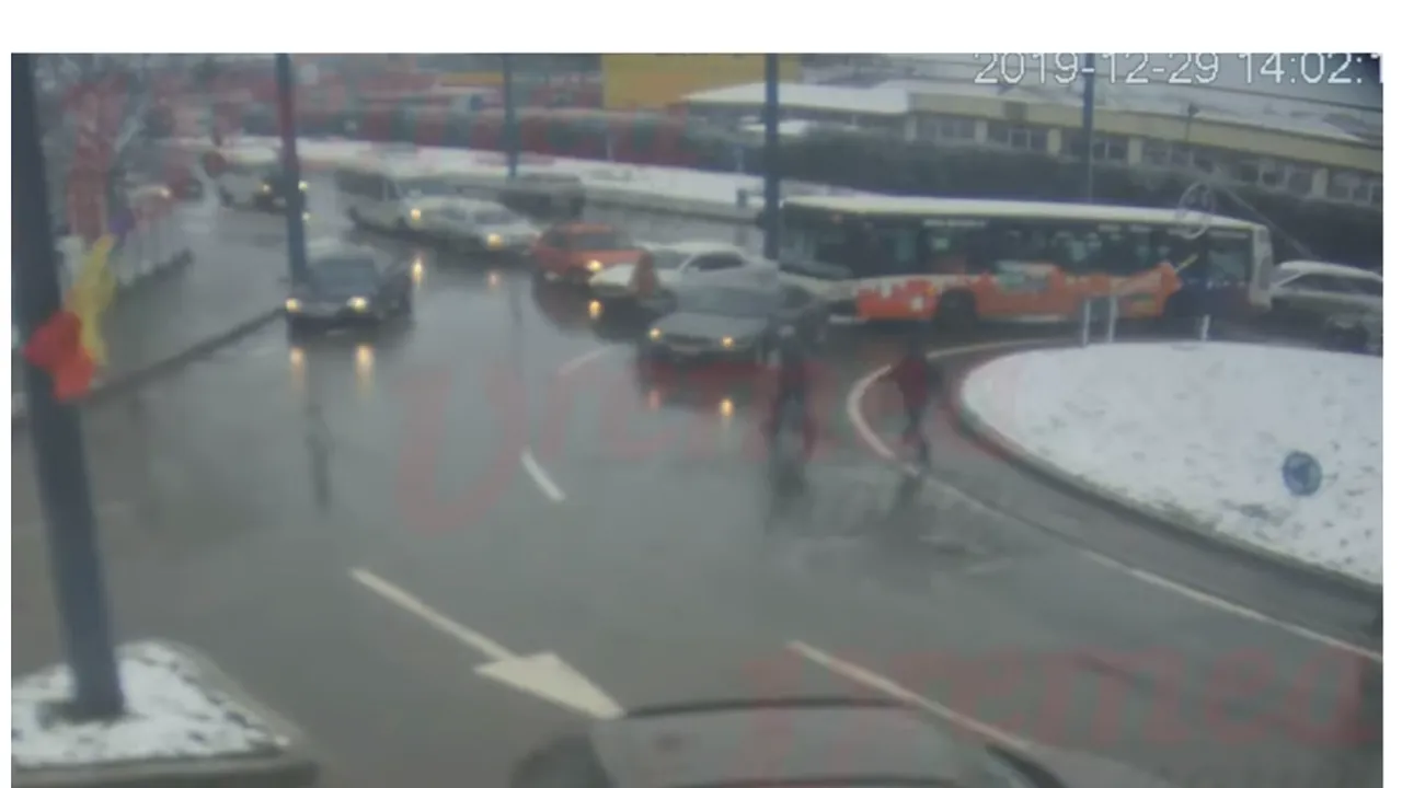 VIDEO Un nou conflict în trafic între șoferul unui BMW și cel al unui autobuz, încheiat cu bătaie / Psiholog: S-au făcut două tabere. Reacționează cu violență