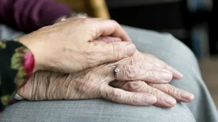 Badantă din Italia, milionară după moartea bătrânului pe care l-a îngrijit. Testamentul, atacat în instanță