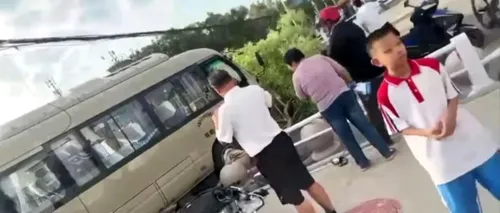 ACCIDENT grav în China. Un autobuz școlar a intrat într-un grup de oameni. Cel puțin 11 persoane au murit