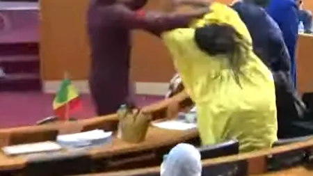 VIDEO - Doi deputați senegalezi, condamnați la închisoare cu executare după ce au bătut o colegă gravidă, în timpul unei sesiuni parlamentare