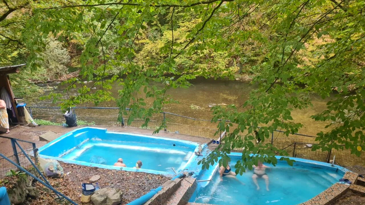 Imagini uluitoare la Băile Herculane! Cum arată cădițele în care își caută românii sănătatea, în apa sulfuroasă de pe malul Cernei