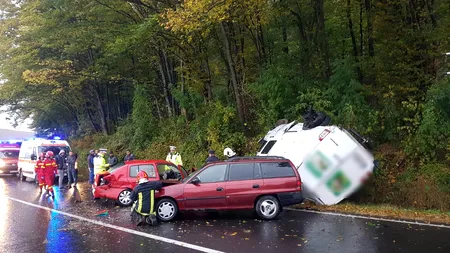 O mamă și doi copii au fost răniți, după ce o dubă a lovit două mașini, în Brașov