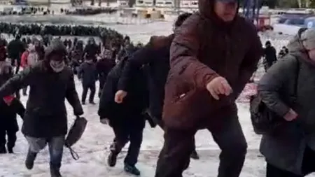 ULTIMA ZI de pelerinaj la Catedrala Mântuirii Neamului. Credincioșii RUP cordonul de jandarmi pentru a intra ÎN ALTAR