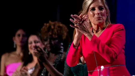 Jill Biden, criticată pe rețelele de socializare pentru că a purtat rochie roșie la votare. În campania electorală, Joe Biden a probat o șapcă MAGA