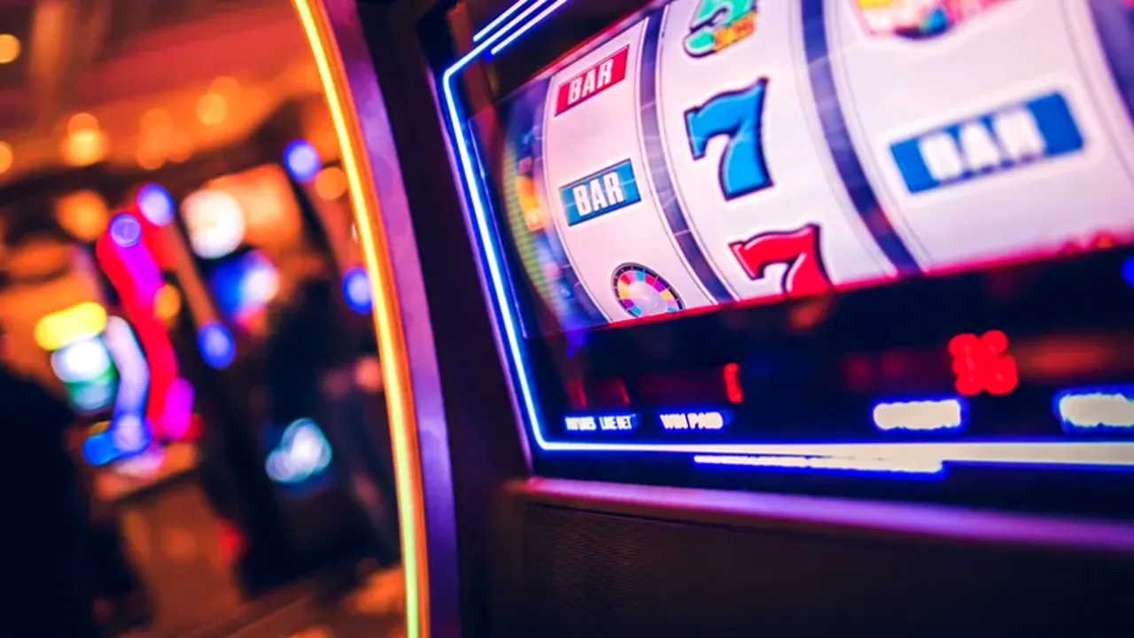 Bătaie cu bâte și lopeți într-o sală de jocuri de noroc din Dâmbovița