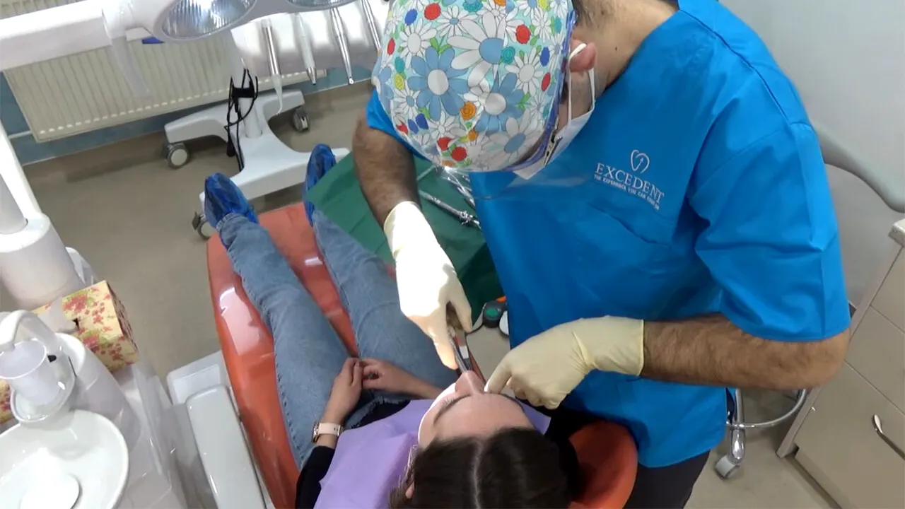 Cât costă să scoți o măsea cariată în 2026. Câți bani cer medicii stomatologi în România