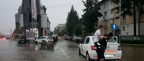 Inundațiile fac prăpăd în Botoșani: imagini incredibile cu orașul acoperit de apă. VIDEO