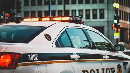 Un polițist a abandonat misiunea de patrulare pentru a vedea ce face amanta lui. Decizia a dus la concedierea bărbatului și la divorț