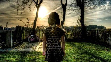 Fată de 10 ani, violată și „mituită” cu două gume de mestecat ca să tacă! Se întâmplă în cea mai săracă așezare din România