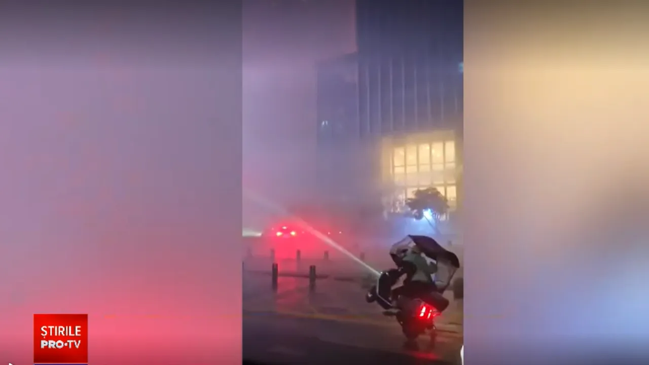 Chinezii sub 50 de kilograme, sfătuiți să nu iasă din case în timpul furtunii din Beijing