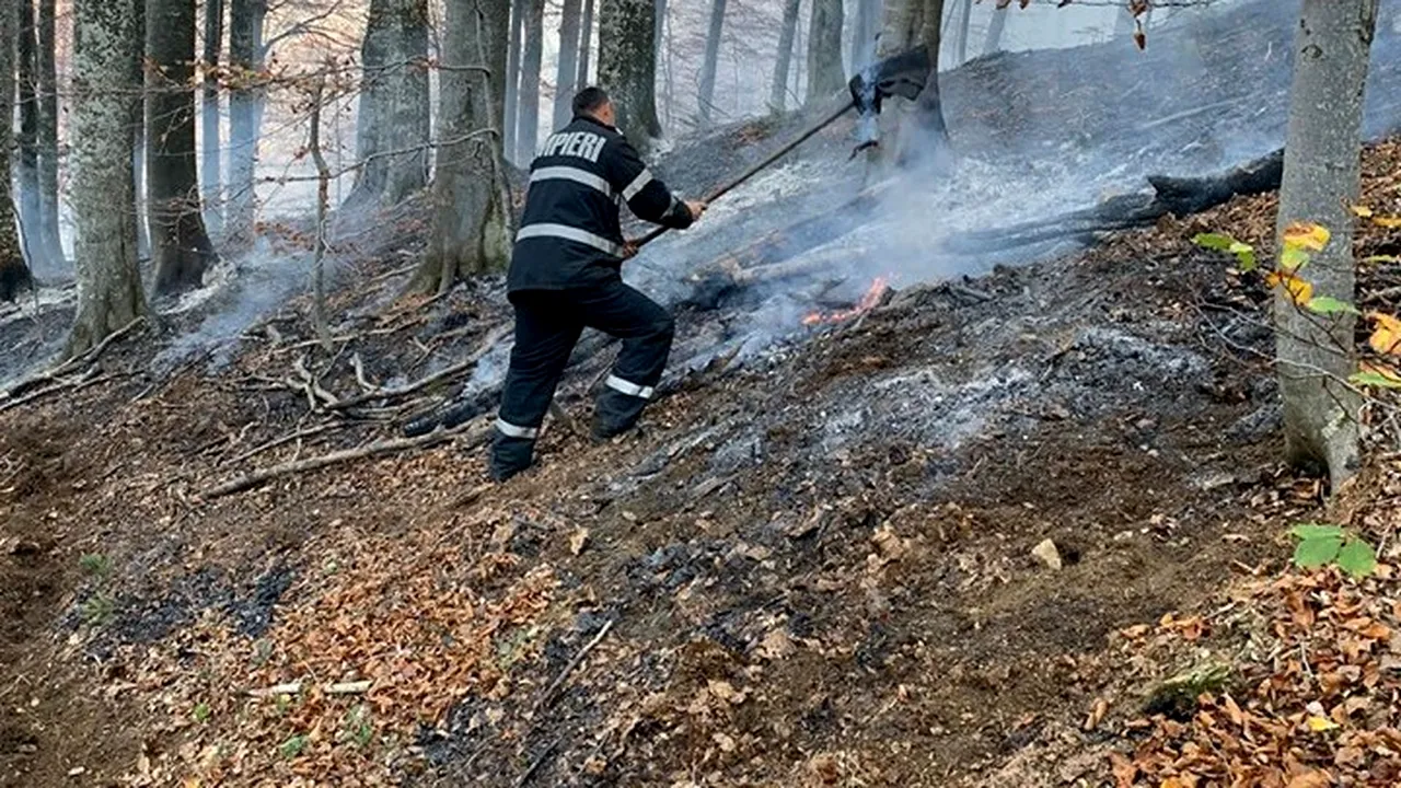 Zeci de pompieri și elicopterul Bambi Bucket intervin în cazul unor incendii de pădure din Caraș-Severin - FOTO / VIDEO 
