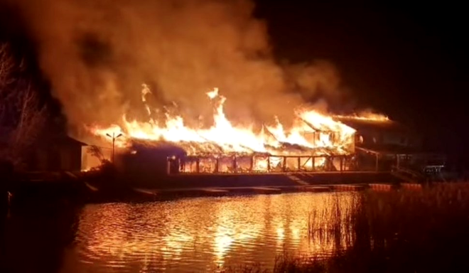 FOTO - Incendiu devastator la o pensiune din Delta Dunării / O persoană a avut nevoie de îngrijiri medicale / Şapte turişti s-au autoevacuat / Sursa foto: Antena 3