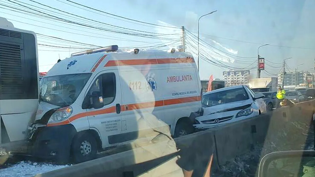 VIDEO Accident produs în Capitală. Au fost implicate o ambulanţă, un STB și un autoturism