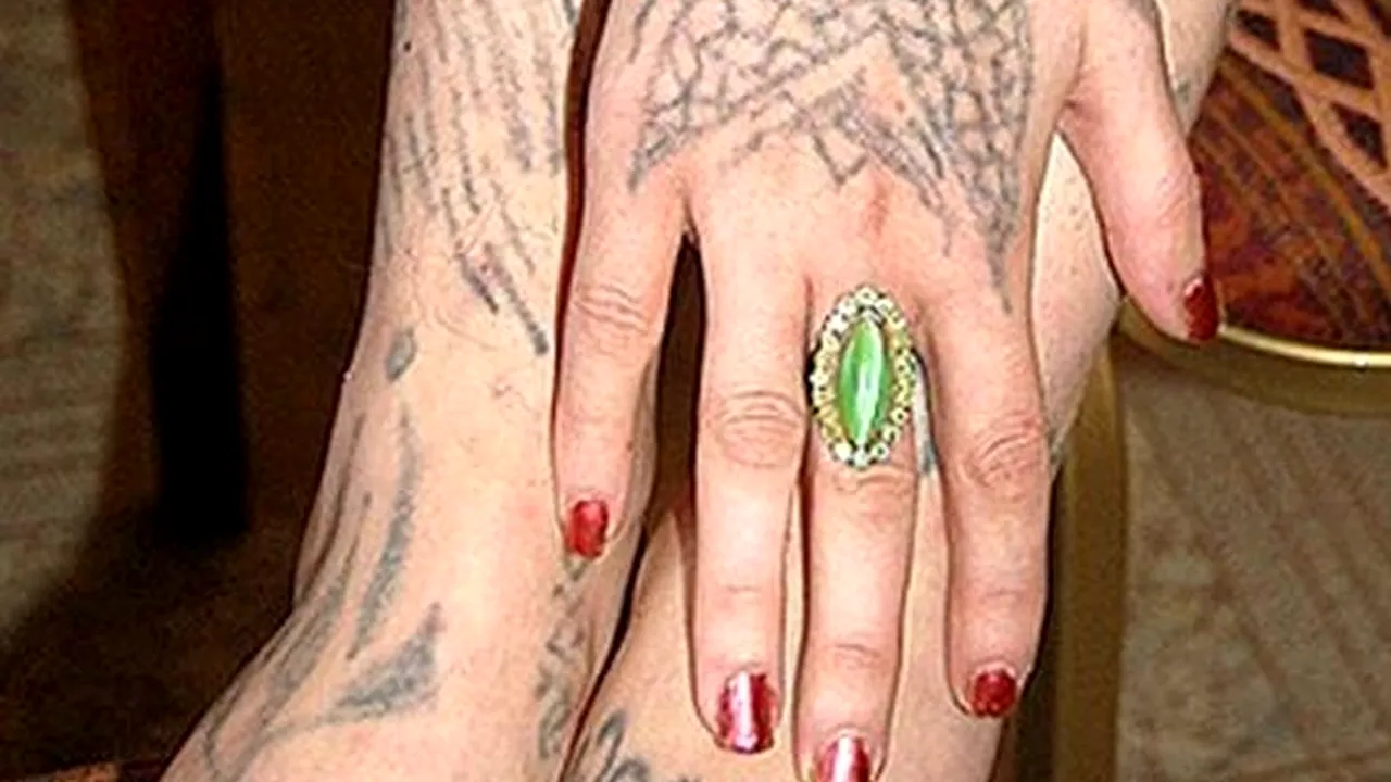 FOTO: Cum arată o femeie din Rusia plină de tatuaje