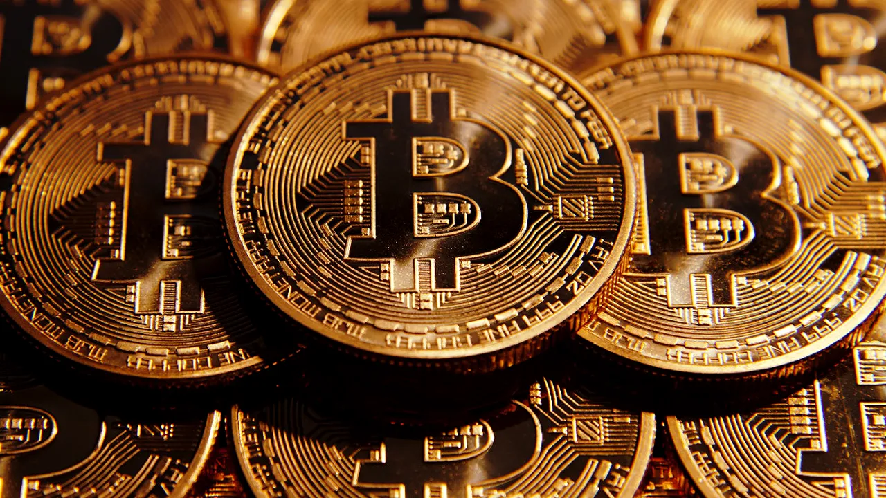 Bitcoin a ajuns la un nou record. Moneda virtuală a depășit valoarea aurului
