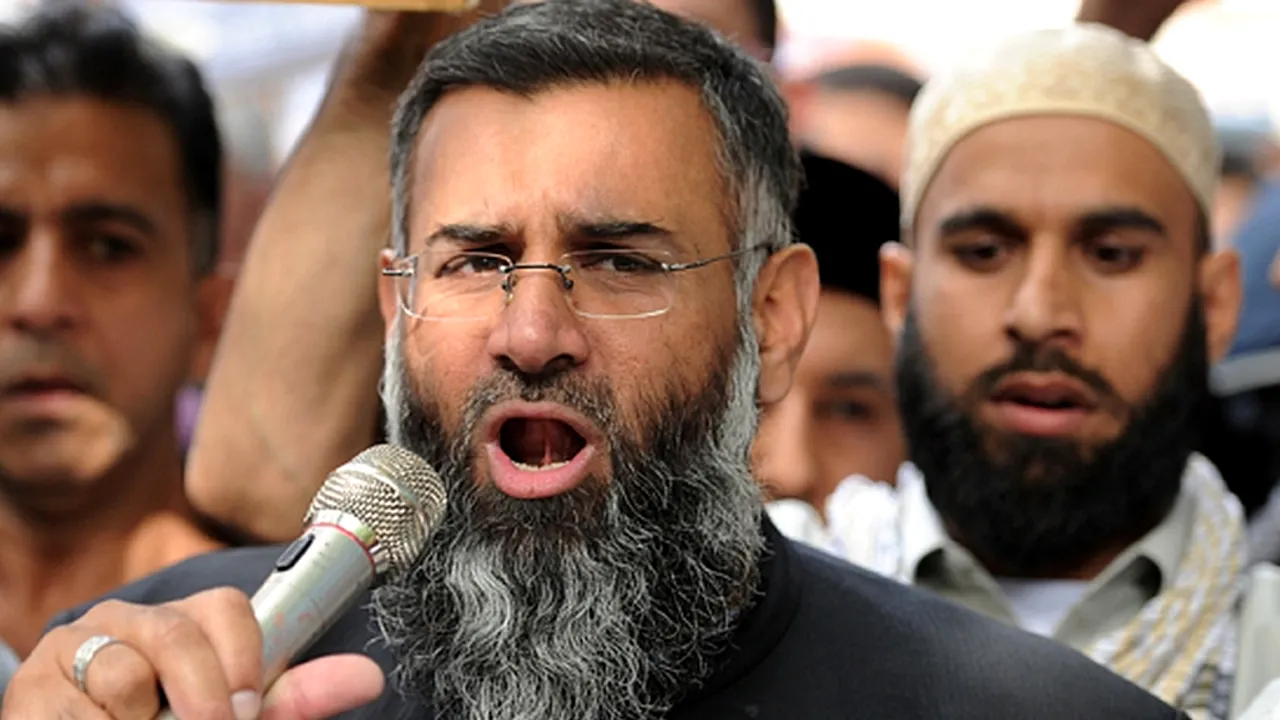 Magazinele din Marea Britanie vor vinde ultimul număr al francezilor de la Charlie Hebdo. Reacția VIOLENTĂ a unui cleric radical islamist