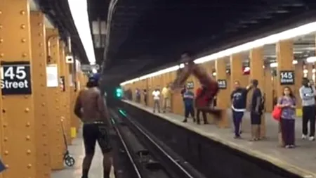 Ce a pățit un tânăr din SUA, după ce a încercat să sară peste șinele unei stații de metrou din New York. 