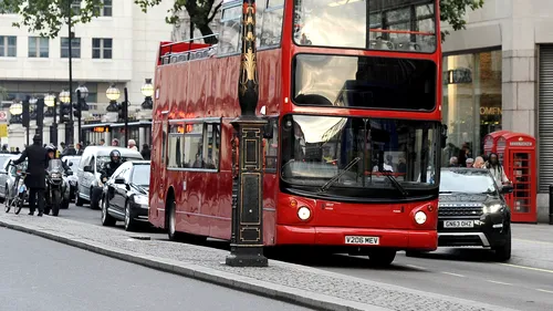 O româncă l-a înjurat pe un șofer de autobuz din Londra pentru că nu a oprit unde a vrut ea. Culmea întâmplării, bărbatul era tot român