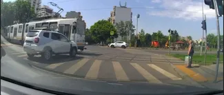 Gestul uluitor făcut de un vatman din București, doar ca să-i scoată din sărite pe șoferi. Cum a mers cu tramvaiul în intersecție