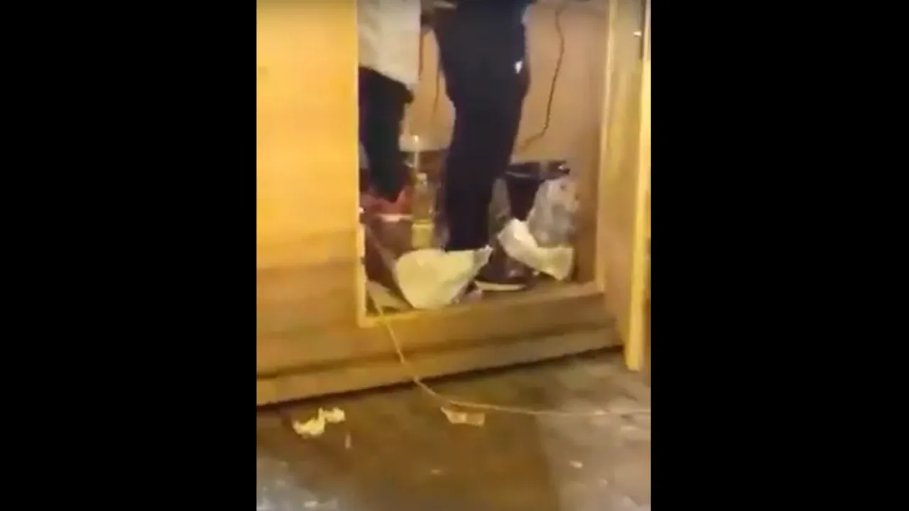 Aluat învârtit cu bormașina într-o găleată, pe jos, la Târgul de Crăciun din Baia Mare - VIDEO