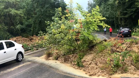Alunecare de teren pe DN 7, în Argeș. Traficul rutier este restricționat