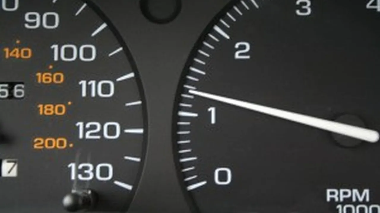 Toți șoferii trebuie să știe asta. Ce se întâmplă dacă lași mașina cu motorul pornit atunci când staționezi