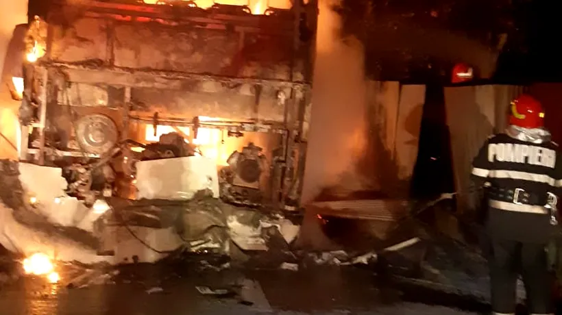 Un autobuz a luat foc în fața unei vopsitorii din Botoșani. Ce au descoperit pompierii, după ce au stins incendiul