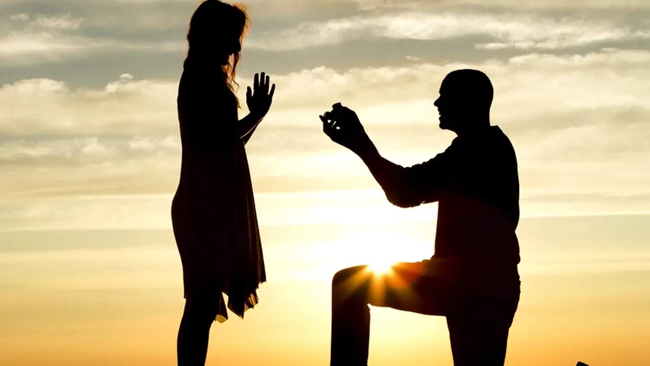 Bărbatul care a cerut-o în căsătorie pe iubita lui, dar n-a uitat-o nici pe sora ei. Povestea incredibilă a celor trei