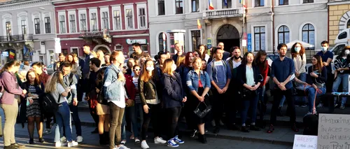 Peste 200 de absolvenți de medicină au protestat la Cluj-Napoca și la Iași: Vrem să lucrăm în țară nu peste hotare