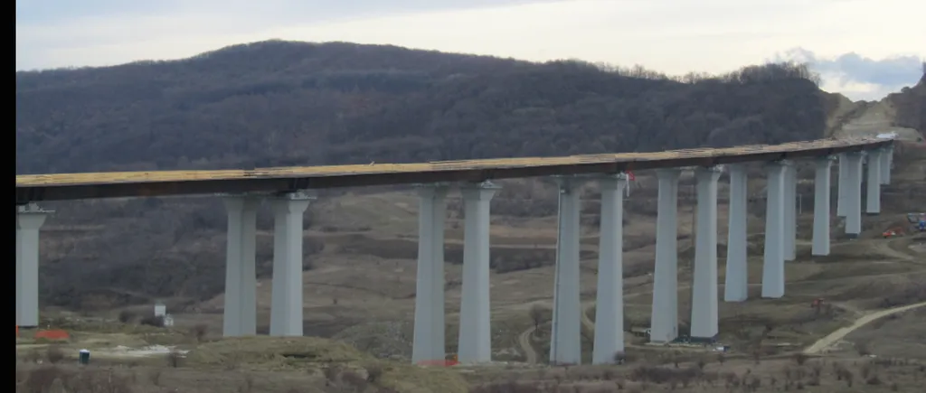 Viaductul de la Aciliu, de pe autostrada A 1, în stare avansată de degradare, la doar 10 ani de la inaugurare. CNAIR pregătește o expertiză