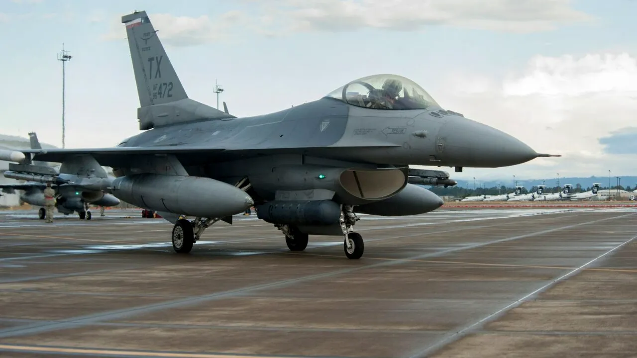 Primul F-16 bulgăresc, livrat cu DEFECT de fabricație. Avionul de război nu poate fi pilotat. Cine plătește pentru această eroare