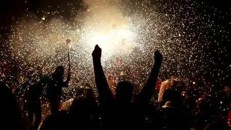 Petreceri TEMATICE, bucate TRADIȚIONALE și muzică LIVE. Revelionul, la MUNTE sau la MARE?