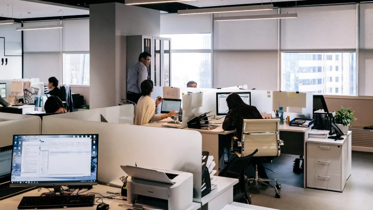 SPAȚII DE BIROURI. Ce presupun noile reglementări care permit reîntoarcerea angajaților la birou