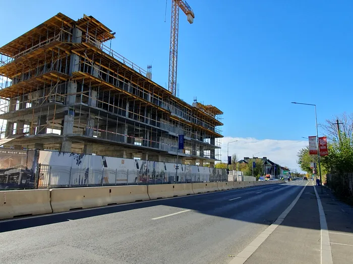 Pericol pe o șosea importantă din București. Mai multe schele de la o clădire aflată în construcție au fost dărâmate de vânt