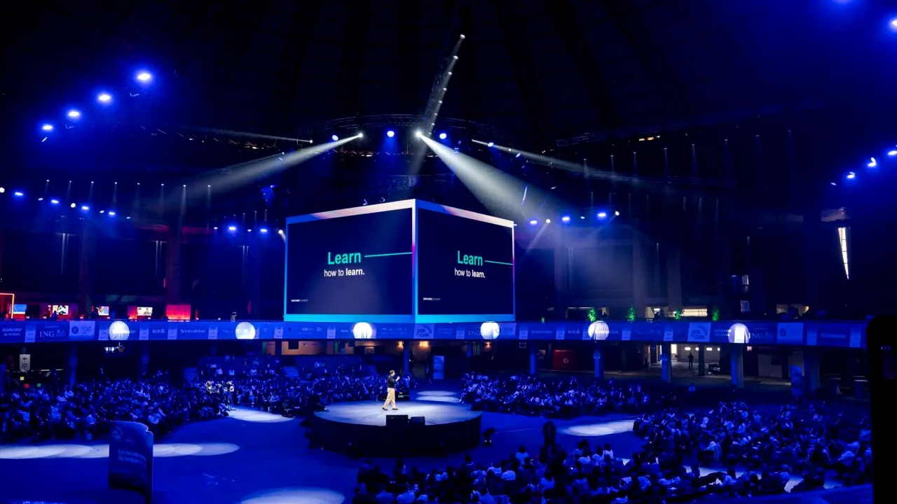 Școala viitorului, FĂRĂ TEME și toceală, cu inteligență artificială. Cum vor fi elevii peste 20 de ani. ”În lumea în care poți fi orice, fii curios!